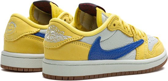 Achterkant van twee gele Jordan 1 Low sneakers met blauwe swoosh.