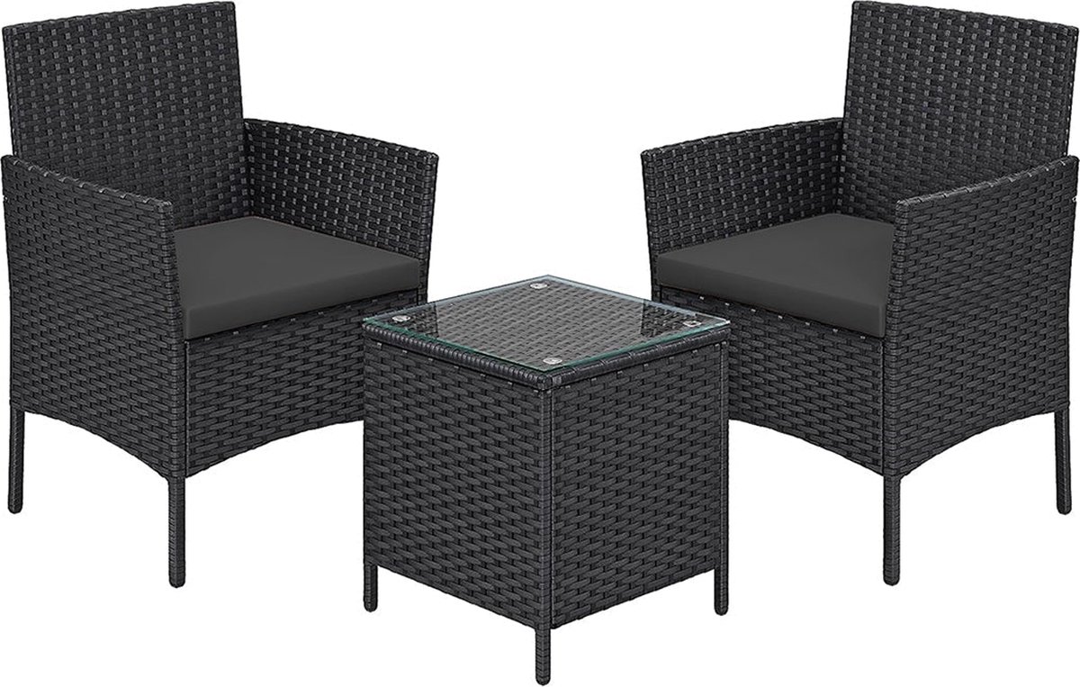 Tuinmeubelset met rotanstoelen, metalen frame, glazen tafel en VFT-kussens.
