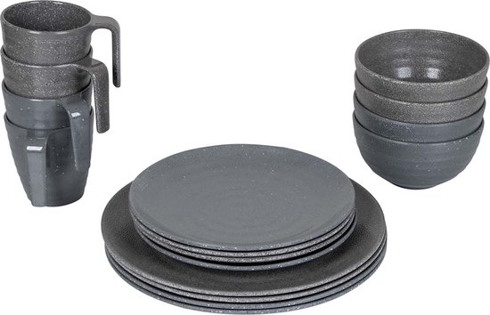 Een grijze servies set van 16 stuks, met borden, kommen en mokken met een gespikkeld, steenachtig uiterlijk.