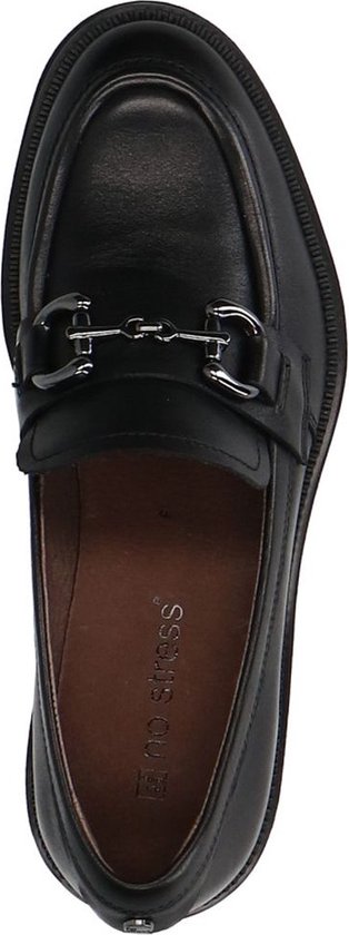 Zwarte leren loafer met zilverkleurig bitdetail en dikke zool, van boven gezien.