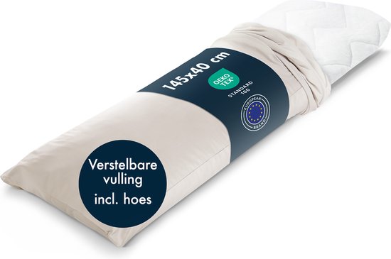 Crèmekleurig, lang kussen, 145x40 cm, met een donkerblauwe band met "Oeko-Tex Standard 100" en "Made in Europe". Tekst: "Verstelbare vulling incl. hoes".