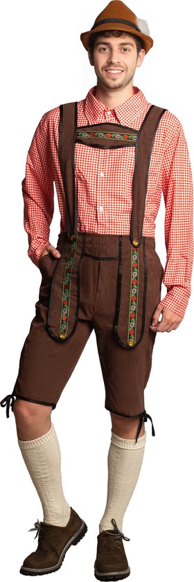 Man in rood-wit geblokte blouse en bruine lederhose met bretels, hoed en sokken.