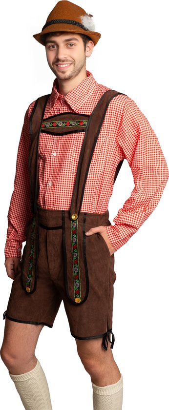 Homme avec chemise à carreaux rouges, culotte de cuir marron avec bretelles et chapeau à plume.