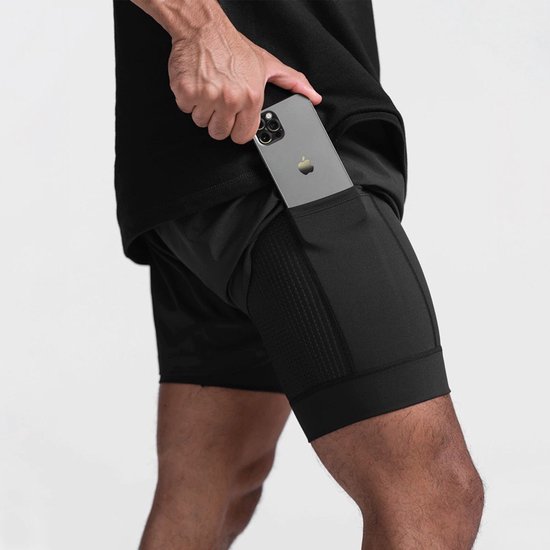 Zwarte 2-in-1 sportbroek voor heren, met een telefoon in een zijvak op de binnenbroek.