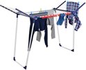 Wit droogrek met blauwe en rode accenten, beladen met donkere kleding en blauwe sokken.