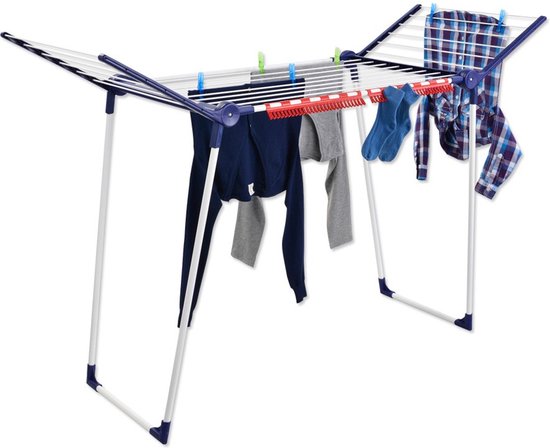 Wit droogrek met blauwe en rode accenten, beladen met donkere kleding en blauwe sokken.