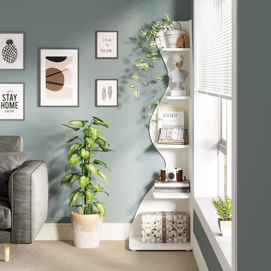 Wit, golvend hoekrek met 5 niveaus, versierd met planten, kunstobjecten, een kalender en decoratieve dozen.