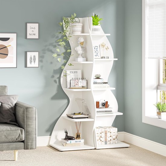 Een dubbele witte golvende boekenkast, gevuld met planten, boeken, beelden en decoraties.