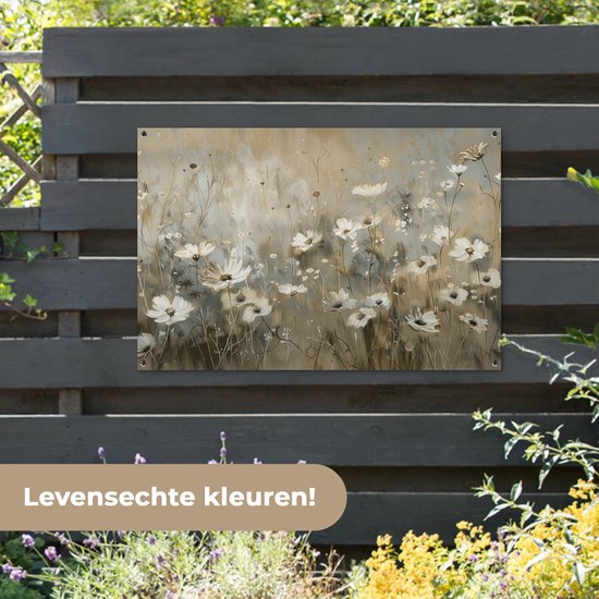 Een tuinposter met een schilderij van witte bloemen, opgehangen aan een donkergrijze schutting.