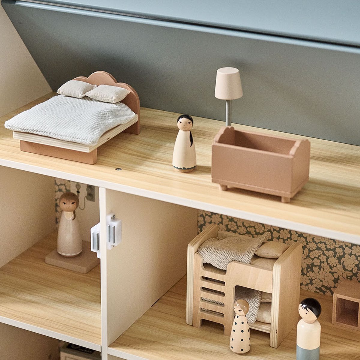 Petite Amélie Houten Poppenhuis Wit en Pastelblauw - H.81 cm - Incl. 14-delige Meubelset - Drie verdiepingen met illustraties - Toegang via trappen en magische lift — afbeelding 3
