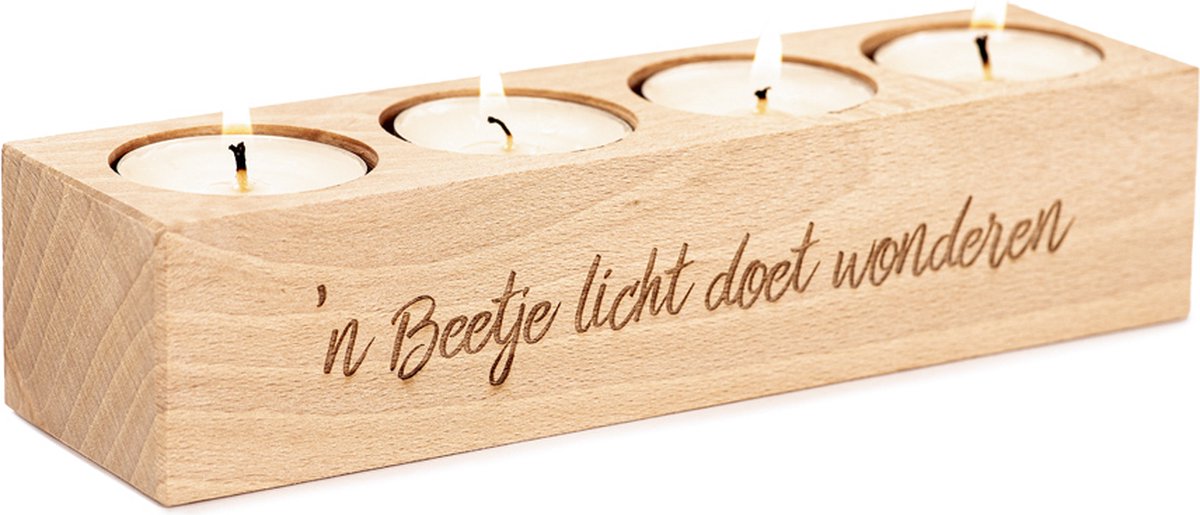Houten blok met 4 theelichtjes 'n Beetje licht doet wonderen lengte 20cm