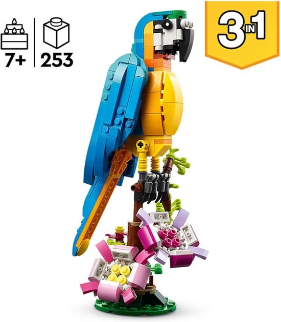 LEGO Creator 3in1 set met een gedetailleerde blauwe en gele papegaai op een tak met bloemen.