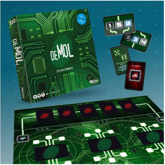 De speldoos "De Mol: De Code Opdracht", een speelbord met groene circuits en zwarte vakken, en losse speelkaarten.
