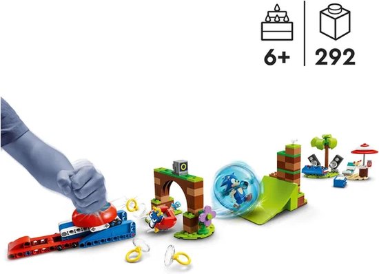 Een hand die een rode LEGO lanceerbaan indrukt, met Sonic die door een bal vliegt en een LEGO speelset met Sonic.
