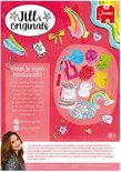 Achterkant doos: "Jill's Originals". Verschillende knutselmaterialen: wol, pompons, naald. Illustraties van producten.