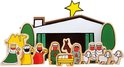 Houten kerststal met veertien figuren: Maria, Jozef, Jezus, herders, schapen, koningen, kameel, ezel en ster. De stal is wit met groene bomen.