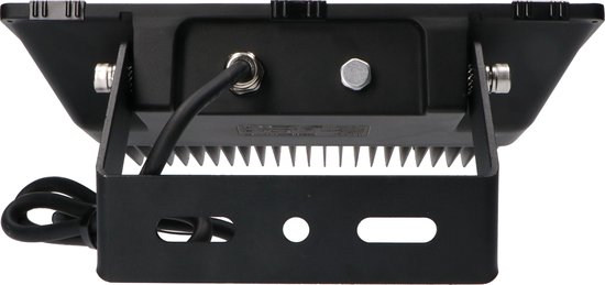 Achterkant van een zwarte LED-lamp met montagebeugel, kabel en schroefbevestigingen.