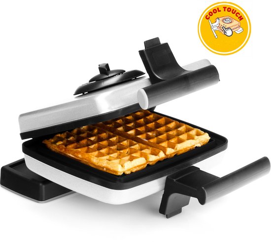 Zilverkleurig wafelijzer, open met twee gebakken wafels en een 'Cool Touch' label.