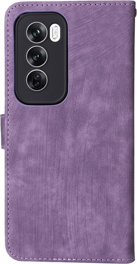 Étui de téléphone violet en similicuir texturé verticalement avec fermeture magnétique. Découpe caméra avec trois objectifs.