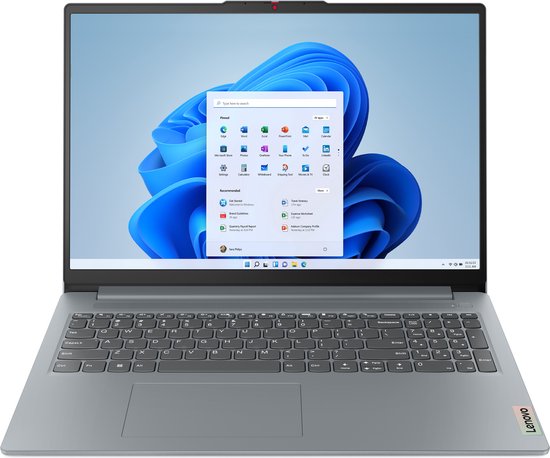 Grijze Lenovo laptop open met Windows 11 startscherm op het beeldscherm. Het toetsenbord en palmsteun met Lenovo logo zijn zichtbaar.