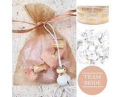 Vrijgezellenfeest gift bag met gelukspoppetje, button en armband rosé goud met goud - team bride - vrijgezellenfeest - armband - gelukspoppetje