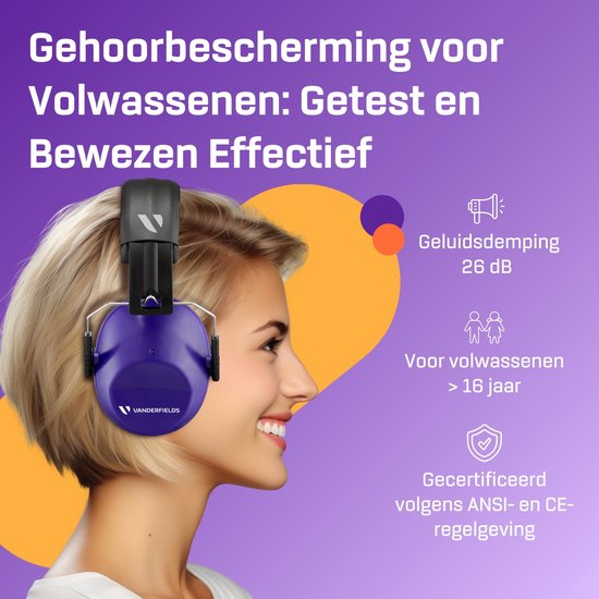 Vrouw met een paarse Vanderfields oorkap, 26 dB geluidsdemping, voor volwassenen ouder dan 16 jaar.