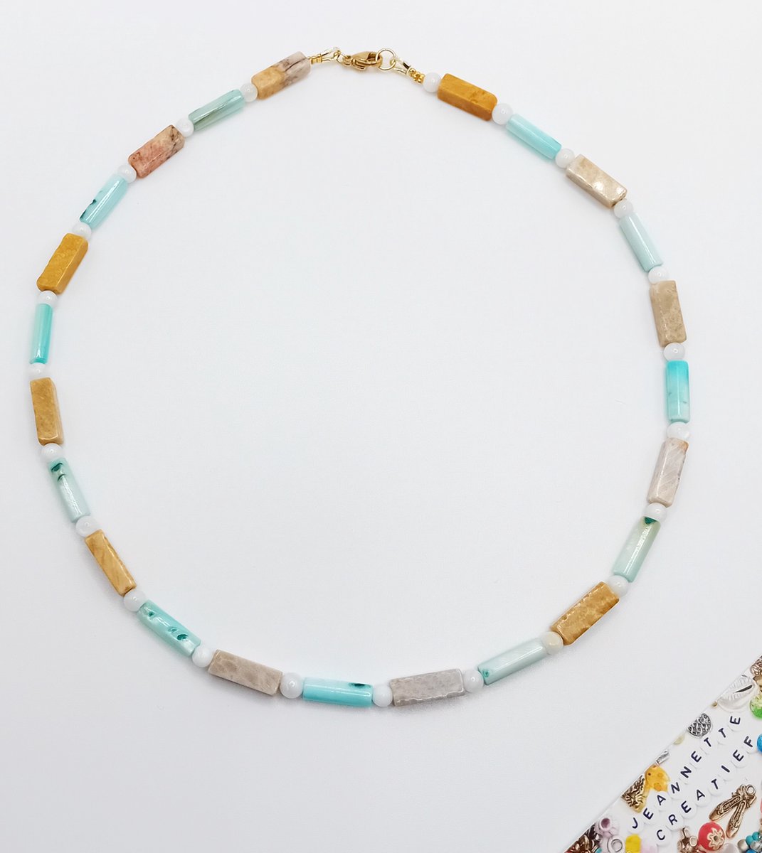 Jeannette-Creatief® - Beach - Ketting Natuursteen & Schelp Sea & Sand - Ketting - Collier - Dames Ketting - Ketting Dames - Korte Ketting 42 cm - Ketting met Schelpkralen - Ketting met Natuursteenkralen - Natuursteen Tube Kralen