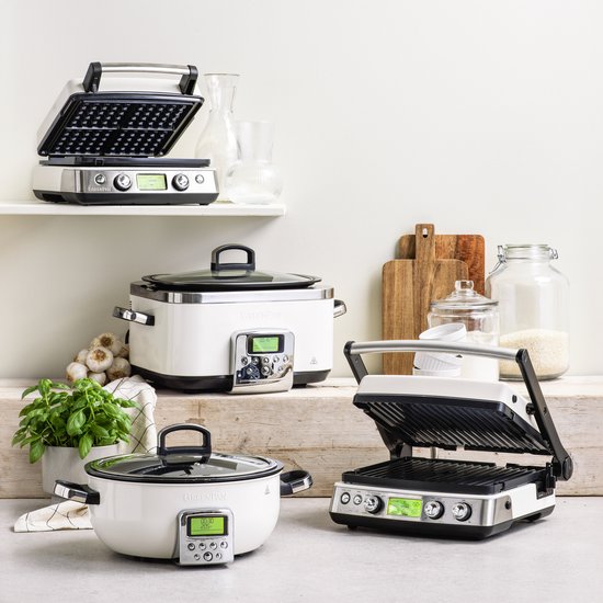 Keukenopstelling met een witte multicooker en twee witte grillapparaten, deels open.