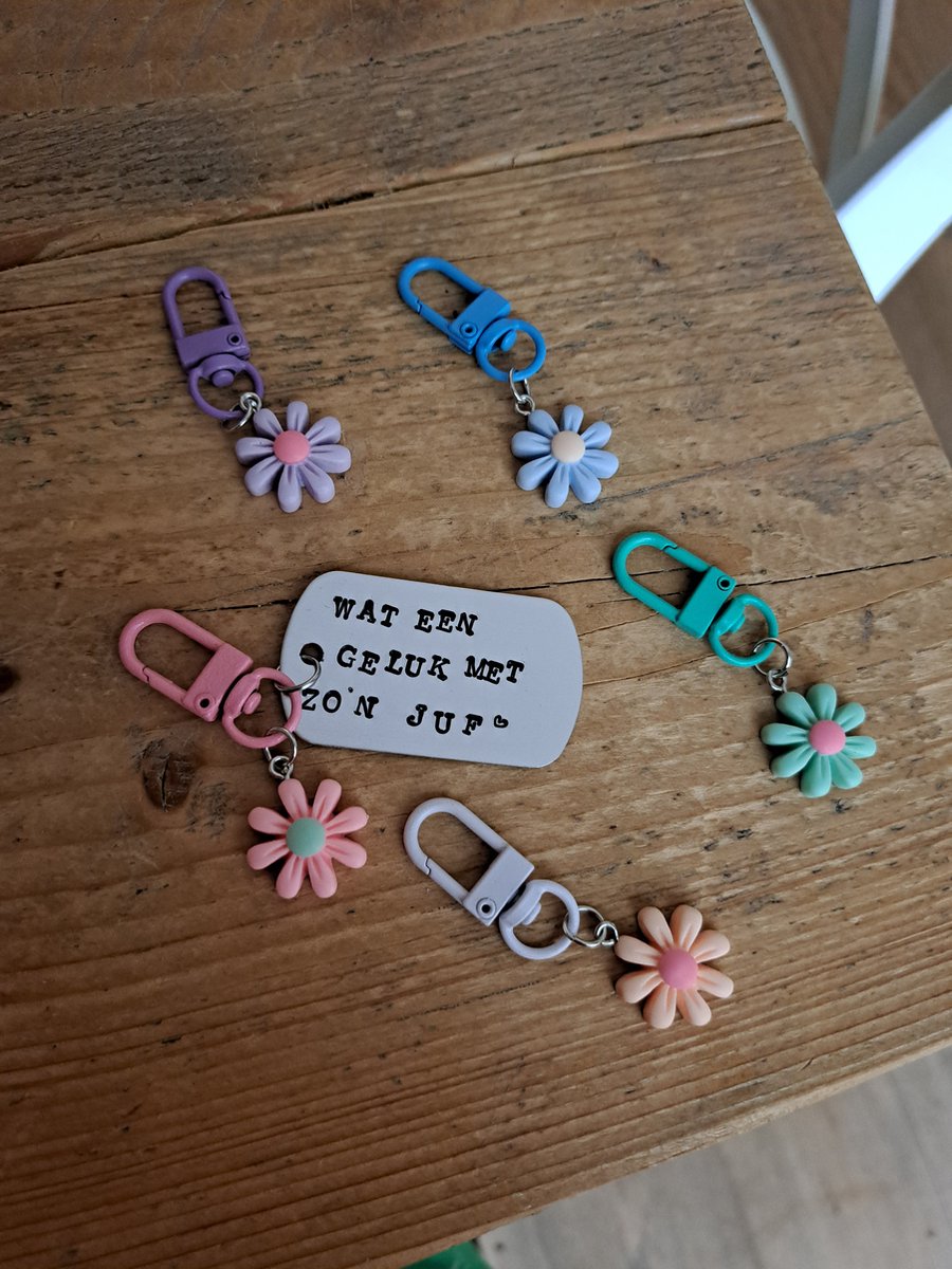 By_Evelien Super Lieve Sleutelhanger - JUF - Wat een GELUK met zo'n JUF - Bloem - Origineel cadeau - Uniek Bedankje - Zomers - GELUK - Liefde - Juffendag - LIEFSTE JUF - Kinderdagverblijf - Afscheid Leidster - BSO