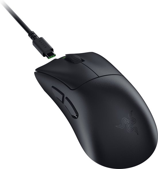 Zwarte Razer DeathAdder V3 Hyperspeed draadloze gamingmuis met oplaadkabel.