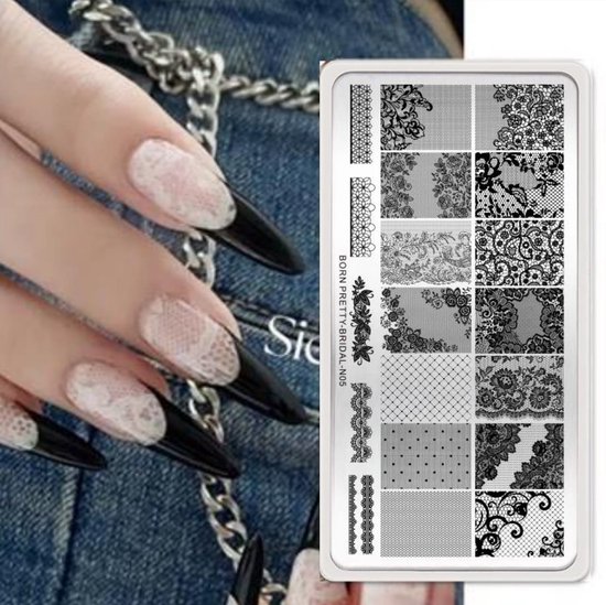 Hand met lange, puntige nagels, deels zwart en deels met witte kanten nail art. Naast een stempelplaat met diverse kanten en stippen patronen.
