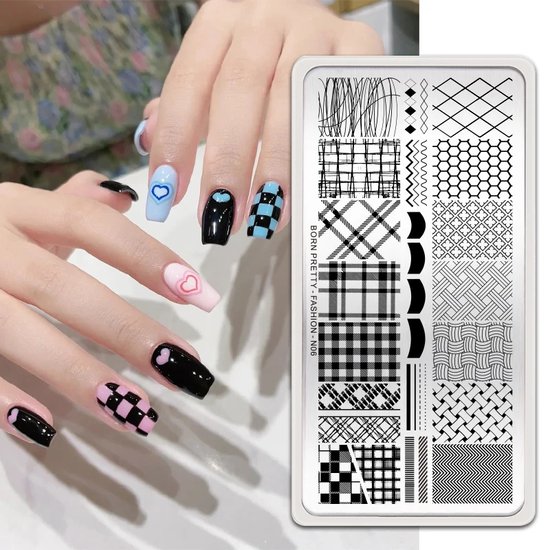 Handen met gelakte nagels: zwart, lichtblauw met hartje, blauw-zwart geblokt, lichtroze met hartje. Naast een stempelplaat met ruiten, lijnen en ruitjes patronen.