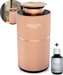 Rose gouden diffuser die geur verspreidt, met een flesje geurolie. Kleinere afbeelding toont de diffuser in een interieur.