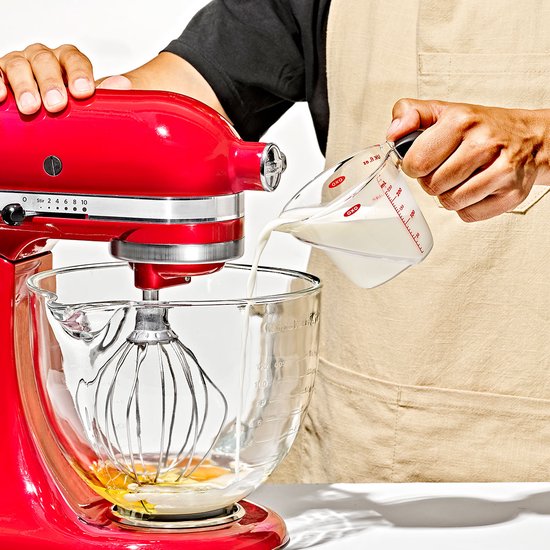 Met een KitchenAid mixer worden eieren en melk gemengd.