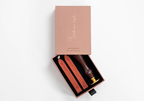 Een roze doos met een "Wolk van liefde" wax stempelset. De set bevat een bruine stempel en twee waxstaven.