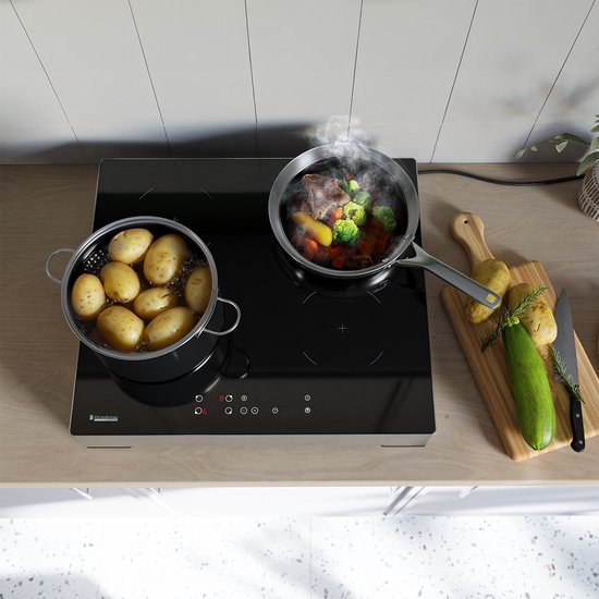 Plaque de cuisson à induction argentée en cours d'utilisation avec des pommes de terre et un ragoût.