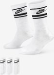 Twee witte Nike crew sokken met zwarte strepen en logo, en vier kleinere paren.