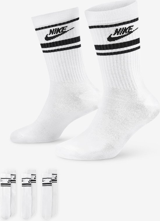 Twee witte Nike crew sokken met zwarte strepen en logo, en vier kleinere paren.