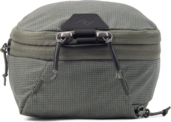 Groene Packing Cube met rits en zwarte logo patch.