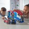 Kinderen spelen met de PAW Patrol Patroller. Een rode brandweerwagen en Chase op een blauwe politiewagen staan vooraan.