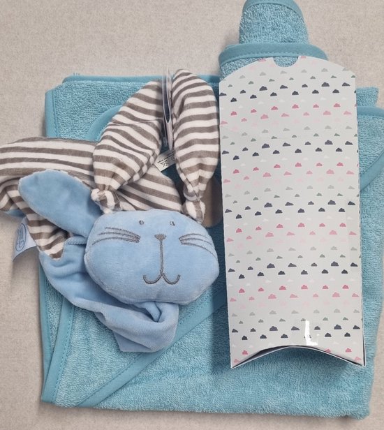 Kraam-Kado- Baby Kado-Kraam Cadeau- set met Geborduurde Naam op Baby Cape - Kraammand voor Meisjes & Jongens - Geboortemand/Kraampakket met Naam - Kraam Kado Jongen/Meisje - Baby Geschenkset met Funnies Knuffeldoekje, Badcape en Slabbetje van Funnies. — afbeelding 3