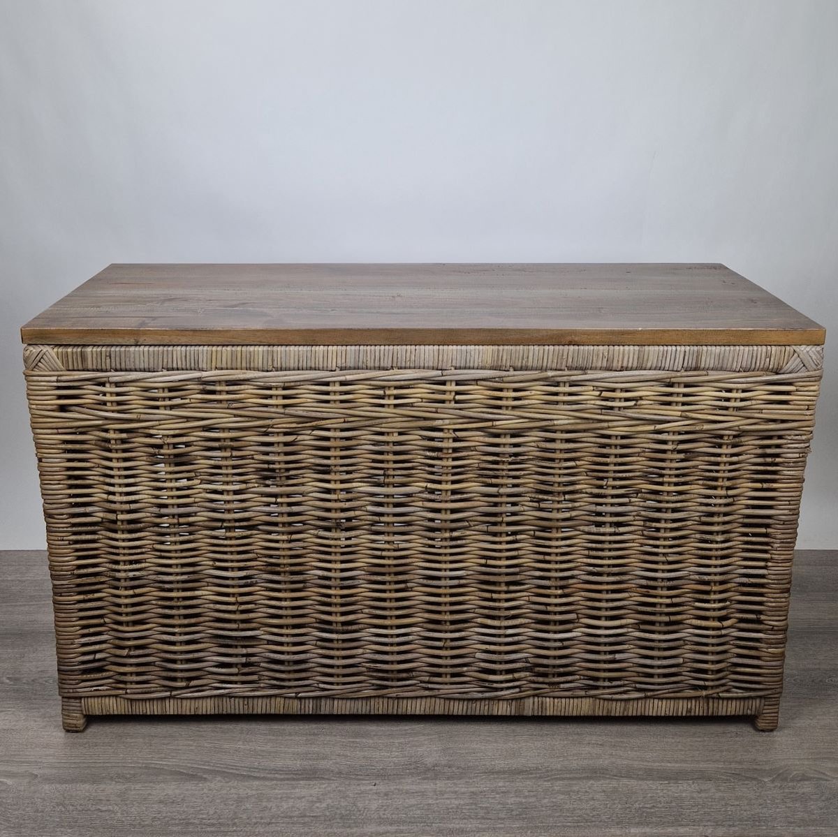 MigoStyling - Opbergmand - Met houten deksel - L 110 x B 40x H 65 cm - Rotan - Riet - Grey