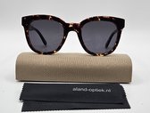 Dames zonnebril met zachte etui en doekje / Zonnebril UV400 / 6838 bril met bruine montuur met print/ grijze lenzen / lunettes de soleil / bril cat 3 van gerecycled polyester / Aland optiek / zonnebril dames
