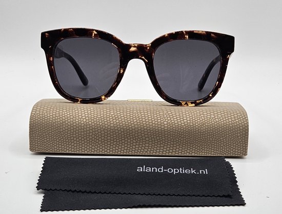 Dames zonnebril met zachte etui en doekje / Zonnebril UV400 / 6838 bril met bruine montuur met print/ grijze lenzen / lunettes de soleil / bril cat 3 van gerecycled polyester / Aland optiek / zonnebril dames