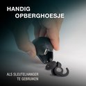 Een hand houdt een zwart oplaaddoosje open. Er liggen twee zwarte oordopjes in. Tekst: Handig opberghoesje, als sleutelhanger te gebruiken.