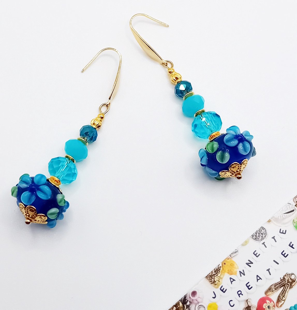 Jeannette-Creatief® - Chique - Oorbellen Blauwe Lampwork Glaskralen RVS Gouden Oorhaakjes DQ kralen - Blauwe Oorbellen - Oorbellen Goud RVS – Oorhangers – Oorbellen - Handgemaakt & Uniek - Koningsdag - Koningsblauw