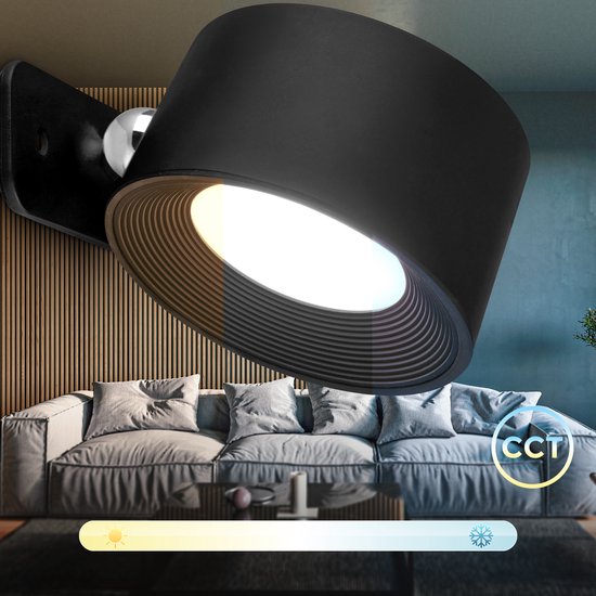 Zwarte, verstelbare wandlamp in een woonkamer, met instelbare kleurtemperatuur (CCT) van warm tot koel.