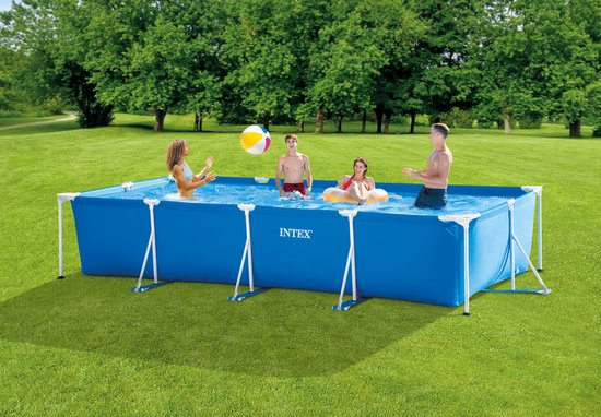 Vier personen spelen in een blauw Intex rechthoekig zwembad in een grasveld.