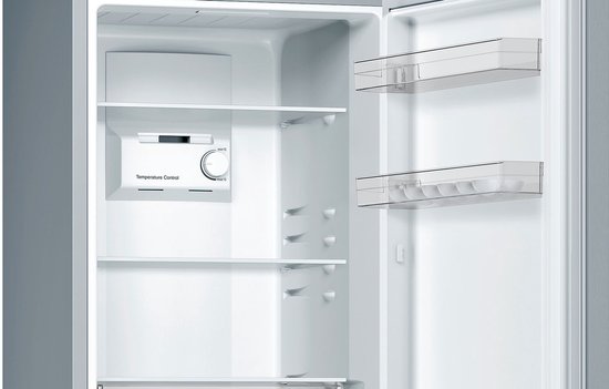Interieur van zilverkleurige Bosch koelkast met temperatuurregeling, glazen plateaus en twee transparante bakken voor eieren.