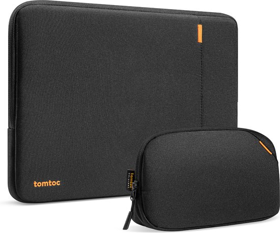 Housse noire pour ordinateur portable et trousse assortie avec de subtiles touches orange et une petite bande orange sur la housse.